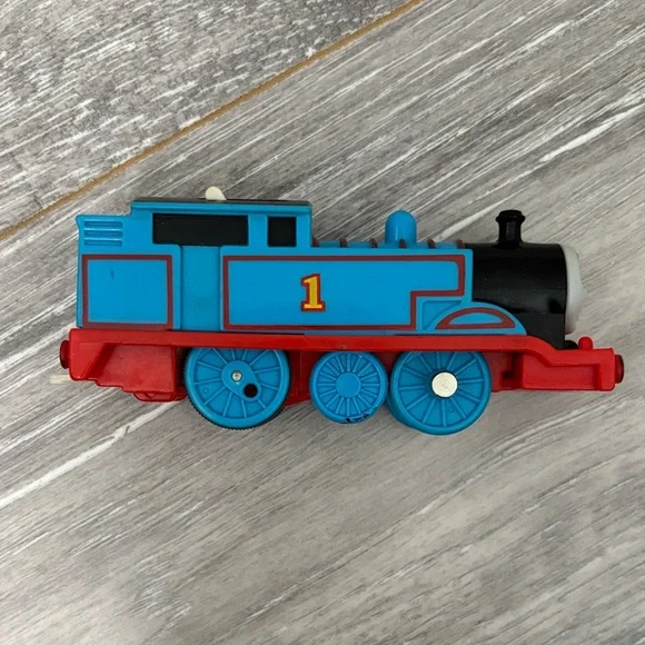 Motorized Trackmaster Thomas - Not Working - Picture 8 of 9